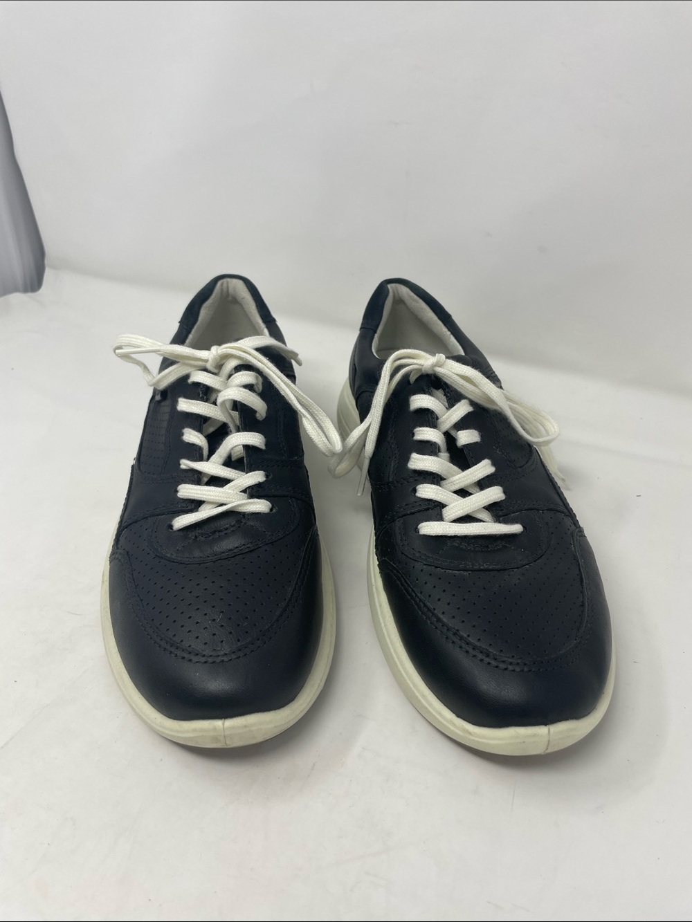 Ecco Black Leather Lace-Up Sneakers with White Soles Size 7 Excellent Condition